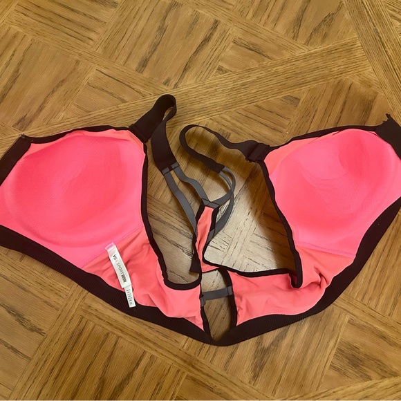Victoria’s Secret VSX Incredible Sports Bra with Racerback - Picture 3 of 5